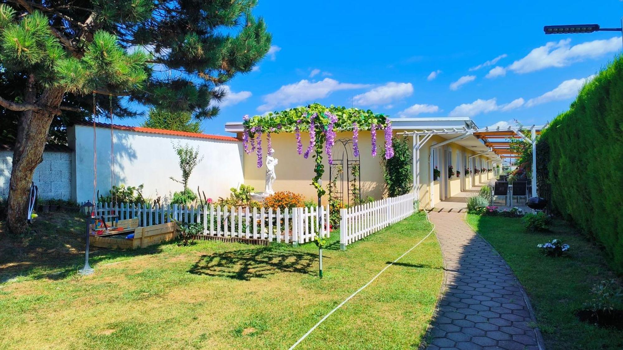 Cozy Room With Garden In Bratislava Exterior photo