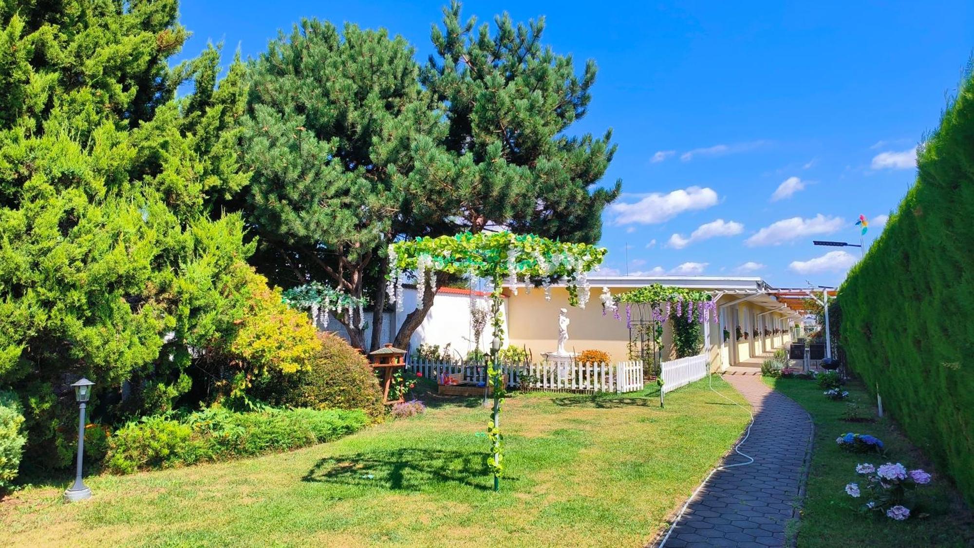 Cozy Room With Garden In Bratislava Exterior photo